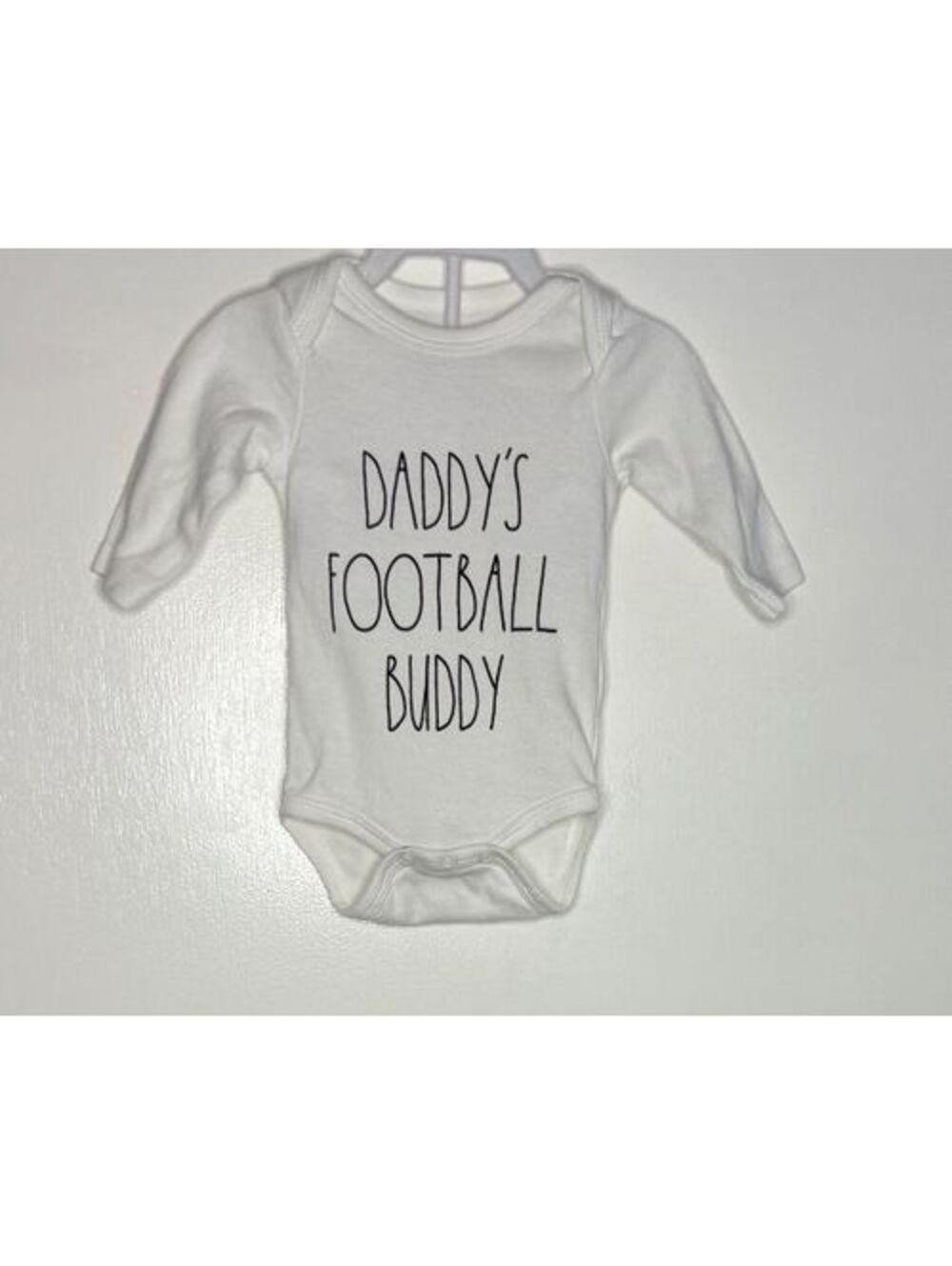 Rae Dunn Baby 0-3M White Long Sleeve Onesie - Daddy's Football Buddy Cotton Bodý